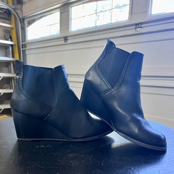 Short Faux Leather Black Wedge Heel short Booties. Size 8.5. Easy on/off - Picture 5 of 17